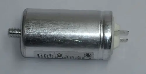 Kondensator in zylindrischer Form, mit Metallgehäuse und zwei Anschlussklemmen, geeignet für Anwendungen in Daikin-Geräten.